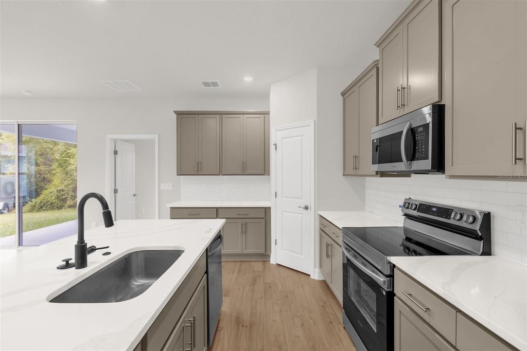 Image 10 of property listing at 13990 SW 34TH TERRACE ROAD, Ocala, FL 34473