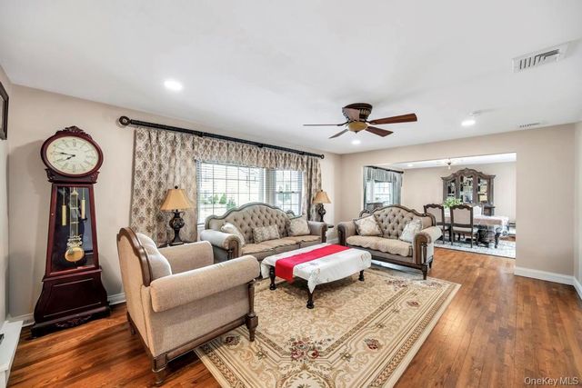 30 County Line Road, Farmingdale, NY 11735