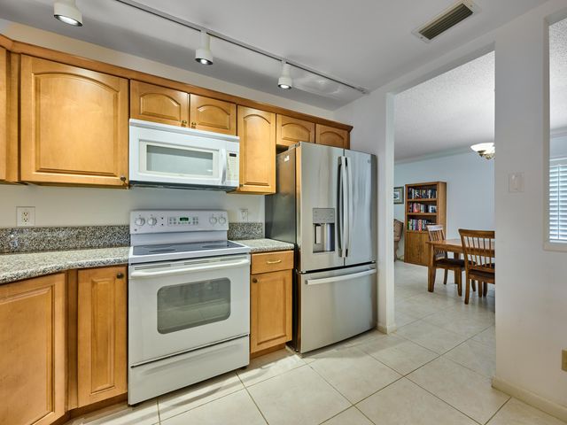 9901 SE Little Club Way N, Tequesta, FL 33469