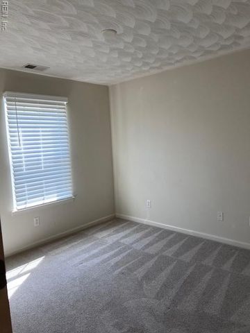 8 Cannonball CIR, Hampton, VA 23669