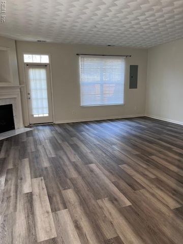 8 Cannonball CIR, Hampton, VA 23669