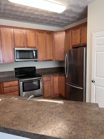 8 Cannonball CIR, Hampton, VA 23669