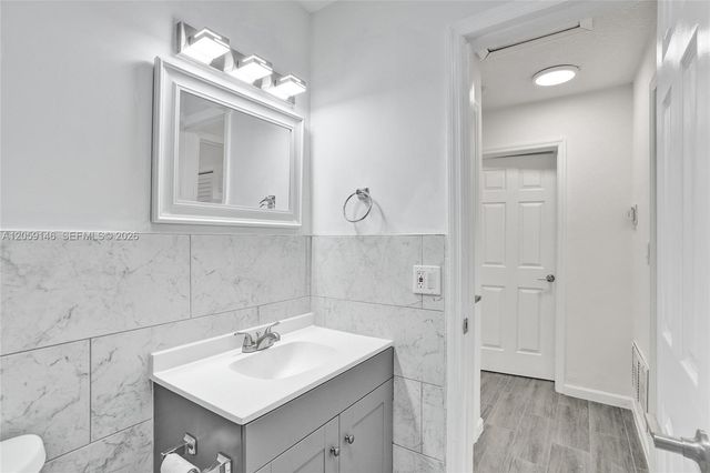 5900 NW 19th St B, Sunrise, FL 33313