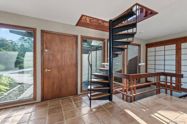 1211 Kensington Road, Bloomfield Hills, MI 48304