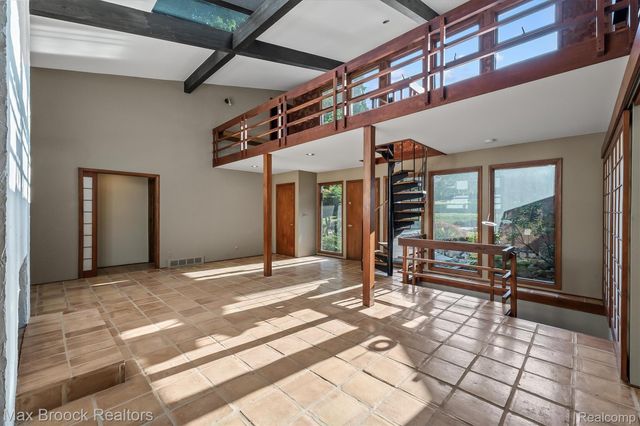 1211 Kensington Road, Bloomfield Hills, MI 48304