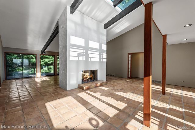 1211 Kensington Road, Bloomfield Hills, MI 48304