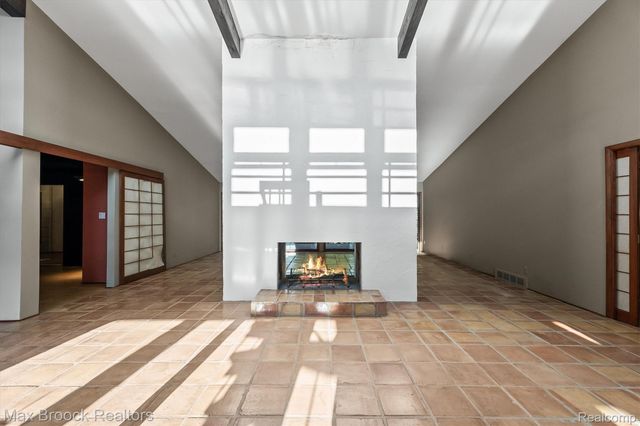 1211 Kensington Road, Bloomfield Hills, MI 48304