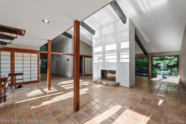 1211 Kensington Road, Bloomfield Hills, MI 48304