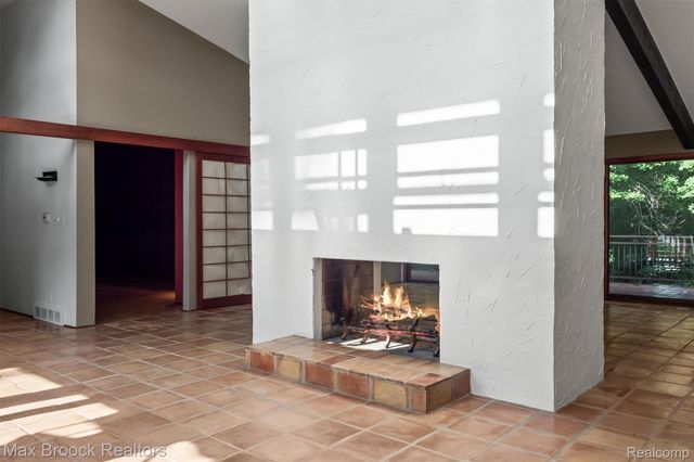 1211 Kensington Road, Bloomfield Hills, MI 48304