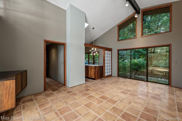 1211 Kensington Road, Bloomfield Hills, MI 48304