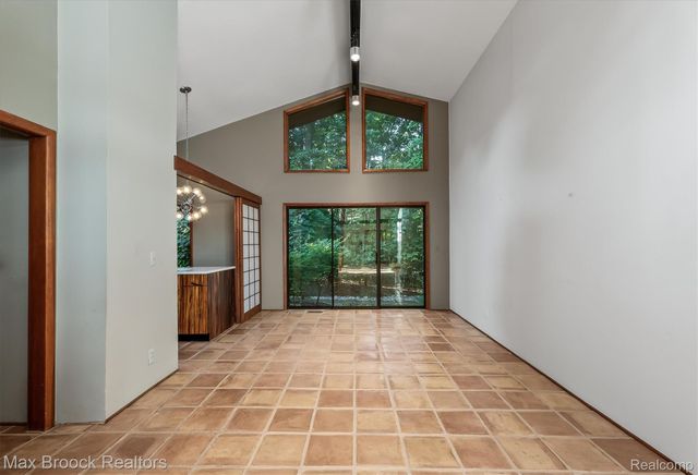 1211 Kensington Road, Bloomfield Hills, MI 48304