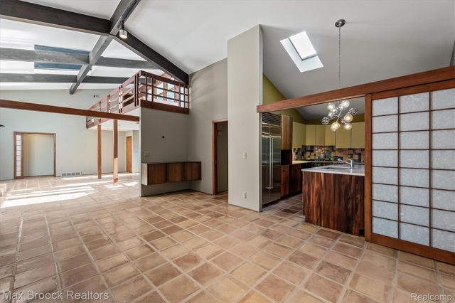 1211 Kensington Road, Bloomfield Hills, MI 48304