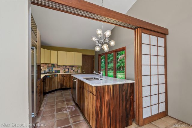1211 Kensington Road, Bloomfield Hills, MI 48304