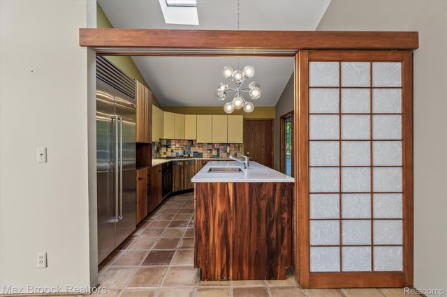 1211 Kensington Road, Bloomfield Hills, MI 48304