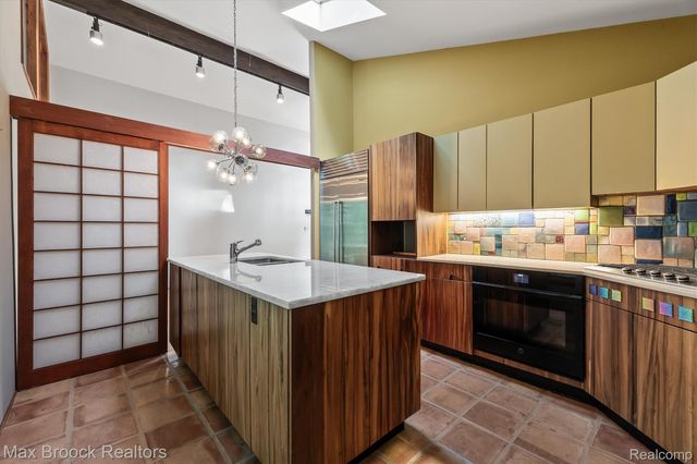 1211 Kensington Road, Bloomfield Hills, MI 48304