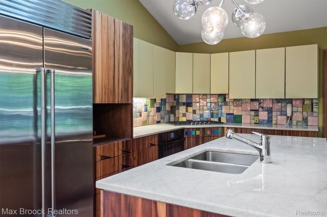 1211 Kensington Road, Bloomfield Hills, MI 48304