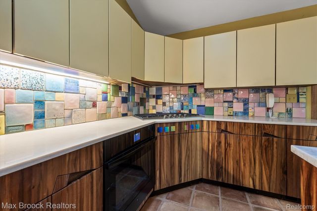 1211 Kensington Road, Bloomfield Hills, MI 48304