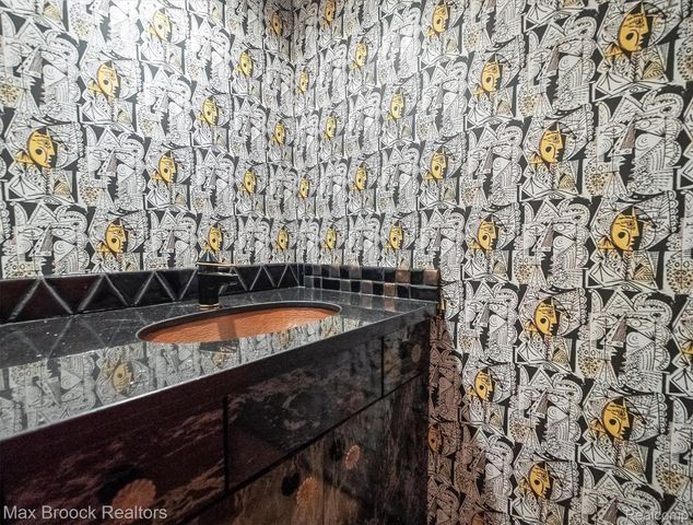 1211 Kensington Road, Bloomfield Hills, MI 48304
