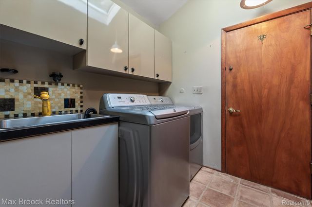 1211 Kensington Road, Bloomfield Hills, MI 48304