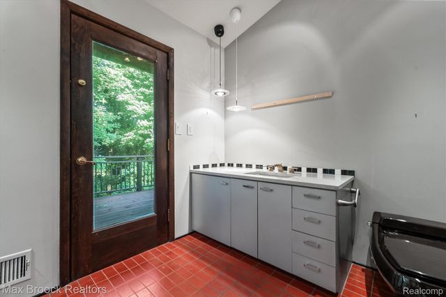 1211 Kensington Road, Bloomfield Hills, MI 48304