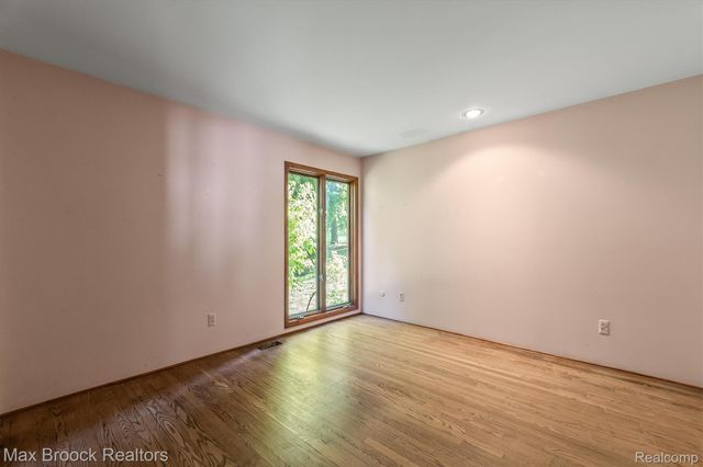 1211 Kensington Road, Bloomfield Hills, MI 48304