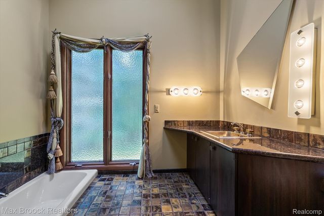 1211 Kensington Road, Bloomfield Hills, MI 48304