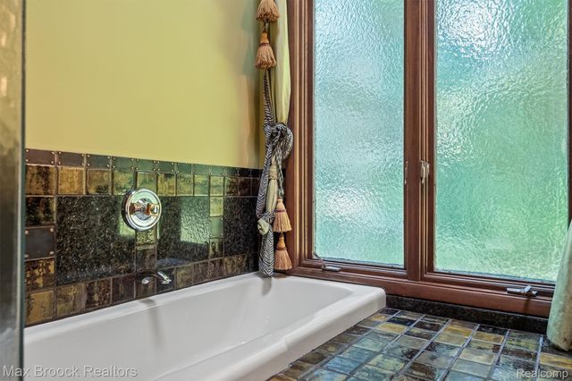 1211 Kensington Road, Bloomfield Hills, MI 48304