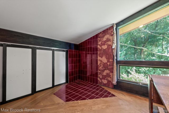 1211 Kensington Road, Bloomfield Hills, MI 48304