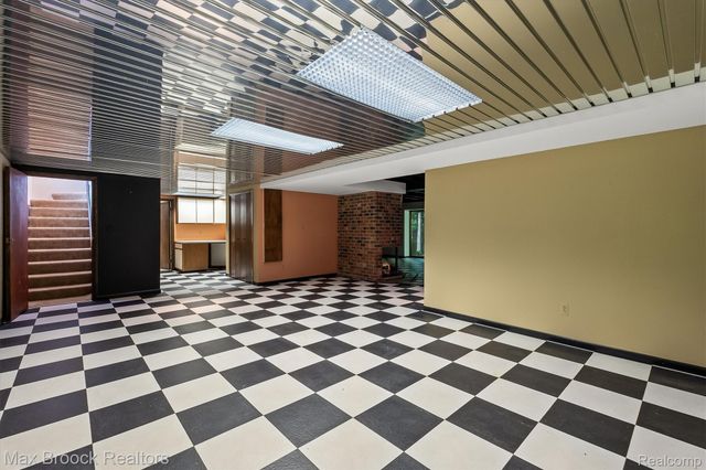 1211 Kensington Road, Bloomfield Hills, MI 48304