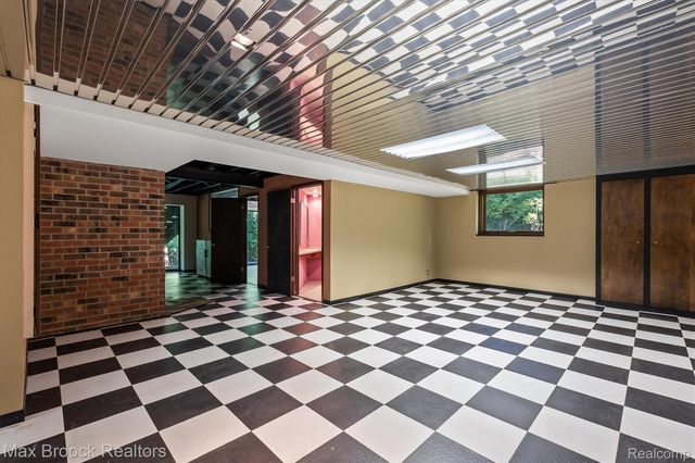 1211 Kensington Road, Bloomfield Hills, MI 48304