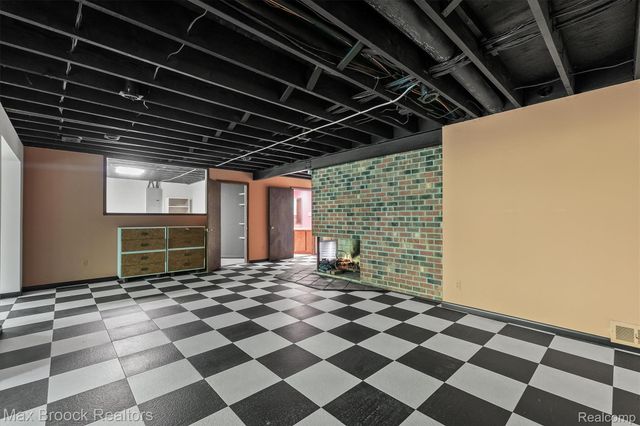 1211 Kensington Road, Bloomfield Hills, MI 48304