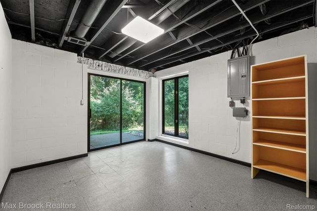 1211 Kensington Road, Bloomfield Hills, MI 48304