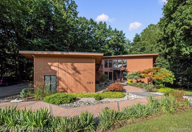 1211 Kensington Road, Bloomfield Hills, MI 48304