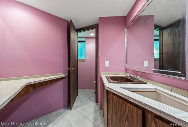 1211 Kensington Road, Bloomfield Hills, MI 48304