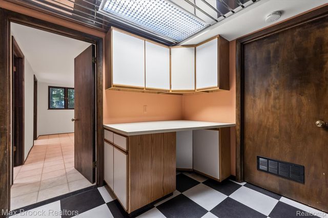 1211 Kensington Road, Bloomfield Hills, MI 48304