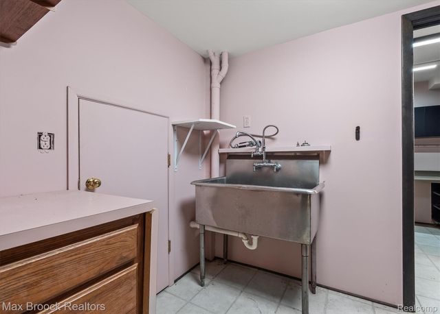 1211 Kensington Road, Bloomfield Hills, MI 48304