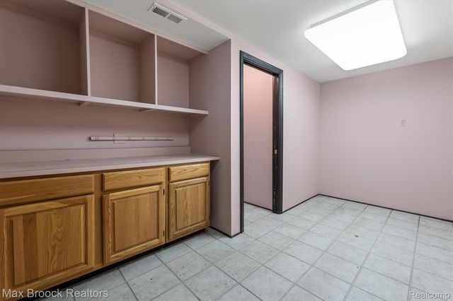 1211 Kensington Road, Bloomfield Hills, MI 48304