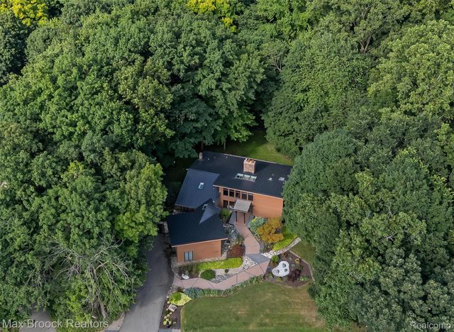 1211 Kensington Road, Bloomfield Hills, MI 48304