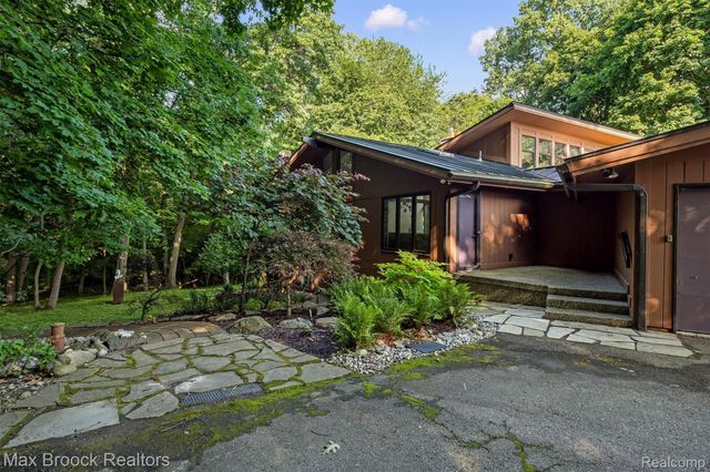1211 Kensington Road, Bloomfield Hills, MI 48304