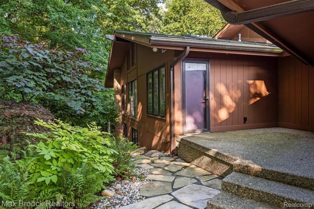 1211 Kensington Road, Bloomfield Hills, MI 48304