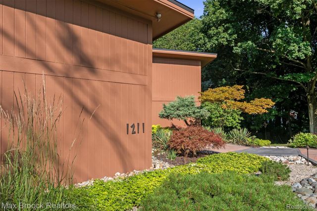 1211 Kensington Road, Bloomfield Hills, MI 48304