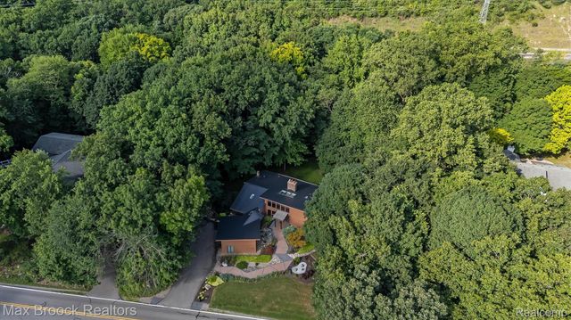 1211 Kensington Road, Bloomfield Hills, MI 48304