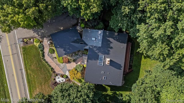 1211 Kensington Road, Bloomfield Hills, MI 48304