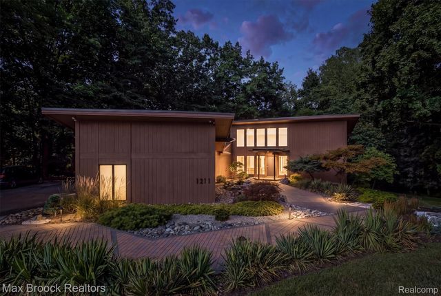 1211 Kensington Road, Bloomfield Hills, MI 48304