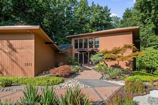 1211 Kensington Road, Bloomfield Hills, MI 48304