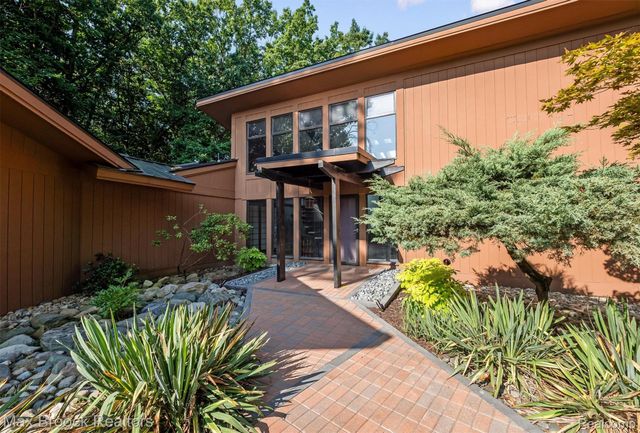 1211 Kensington Road, Bloomfield Hills, MI 48304