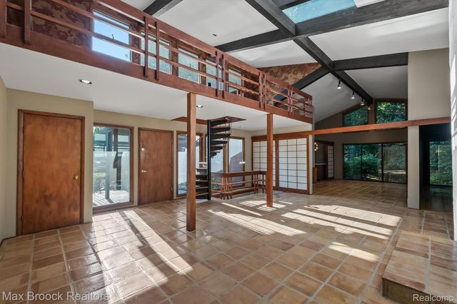 1211 Kensington Road, Bloomfield Hills, MI 48304