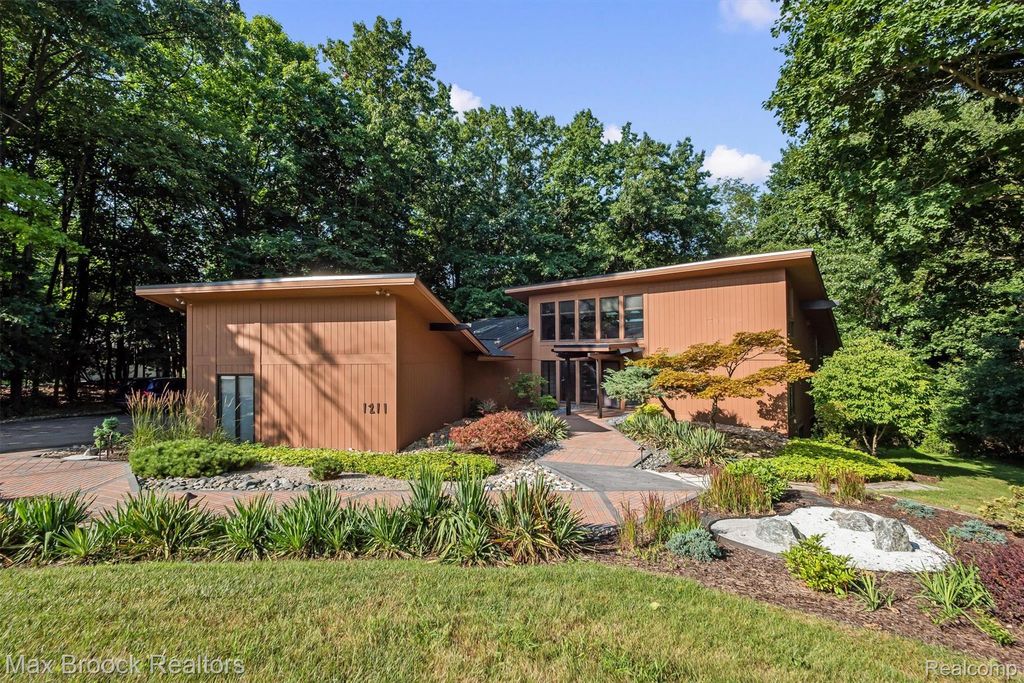 1211 Kensington Road, Bloomfield Hills, MI 48304