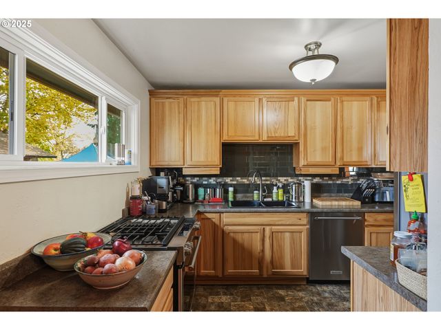 1620 Se MARSHALL Dr, Salem, OR 97302