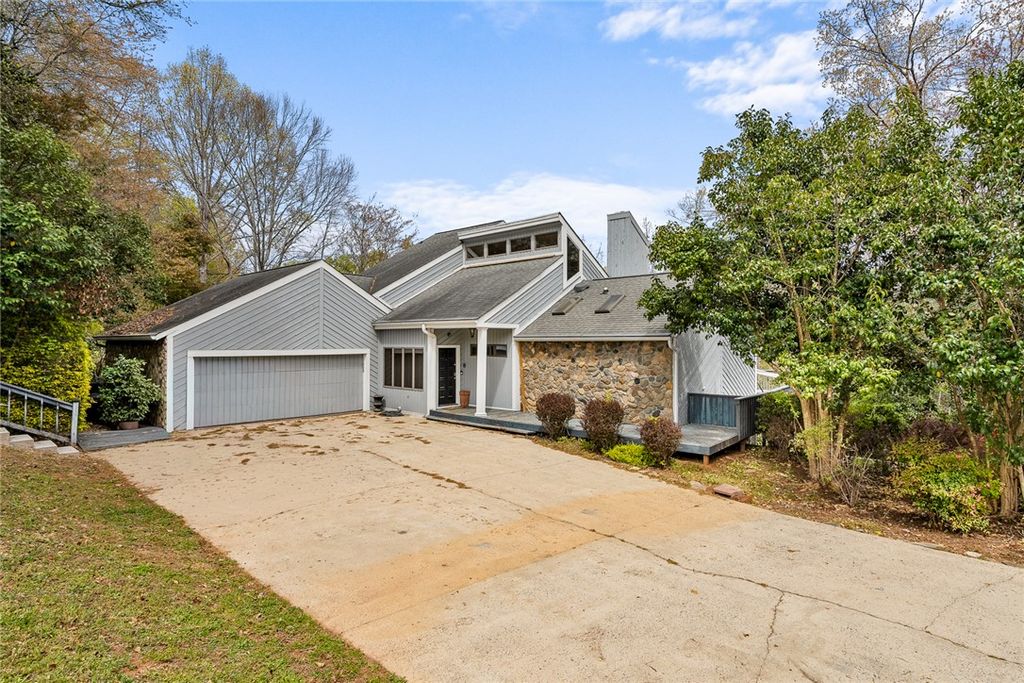 1493 Iroquois Drive, Seneca, SC 29672
